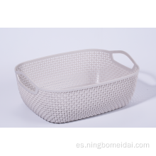 Cesta de almacenamiento de plástico con asa para uso de la cocina.